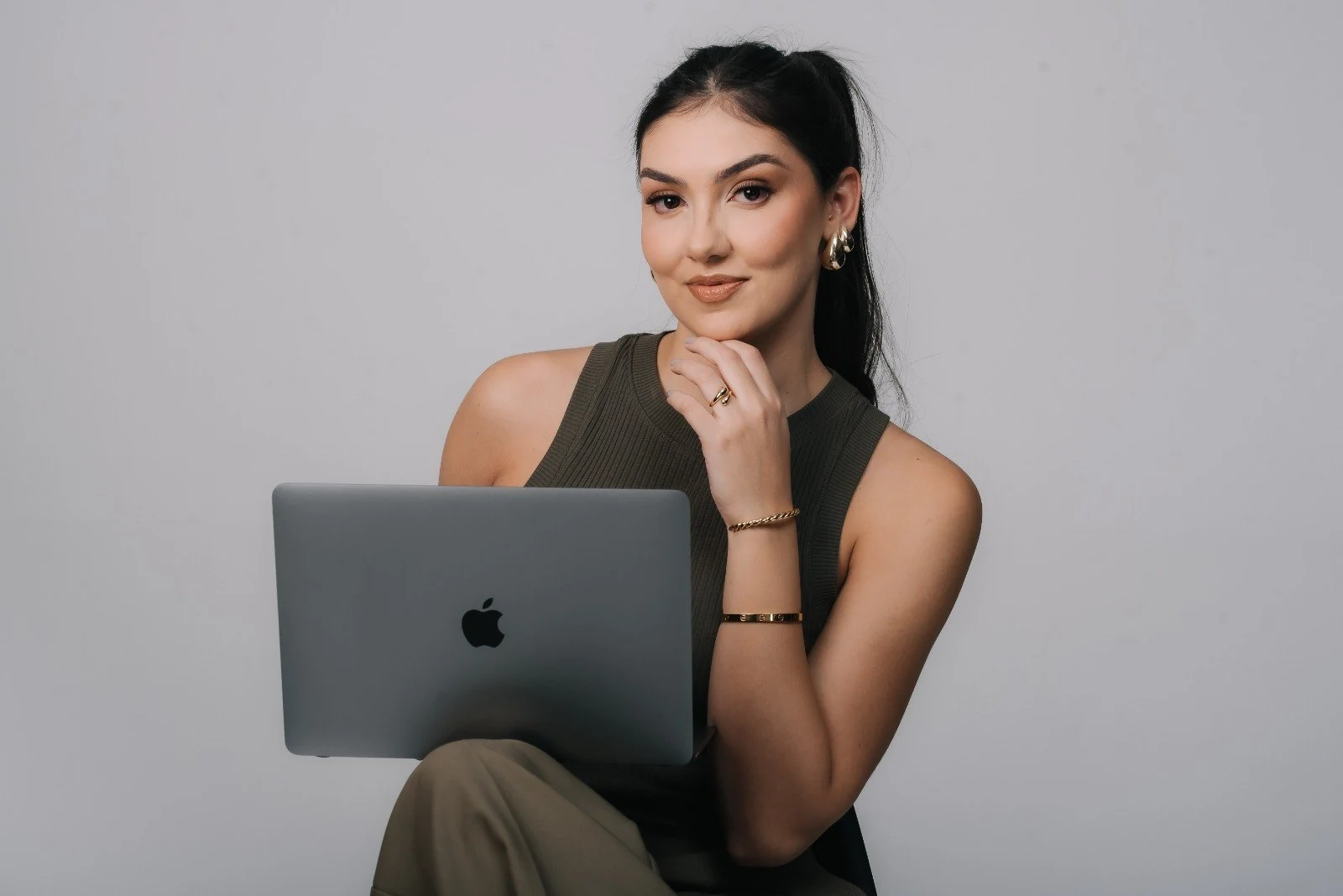 Dra. Marina Gomes com notebook, em retrato de atendimento online